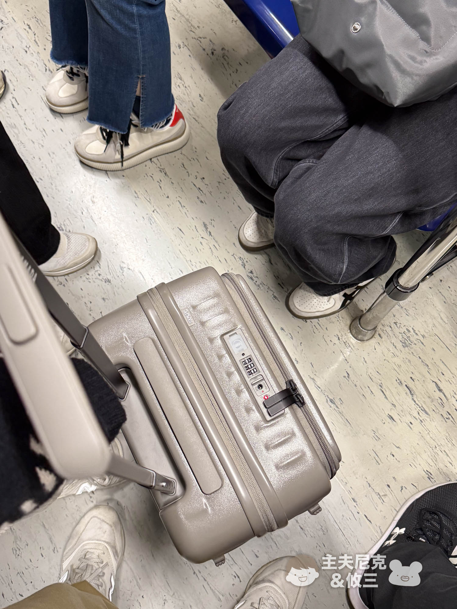 煞車行李箱團購》7月最新LAMADA前開式2代Swiss Style BERMAS一鍵煞車.超輕PC解放雙手超好用 - 第13張圖 煞車行李箱團購》7月最新LAMADA前開式2代Swiss Style BERMAS一鍵煞車.超輕PC解放雙手超好用