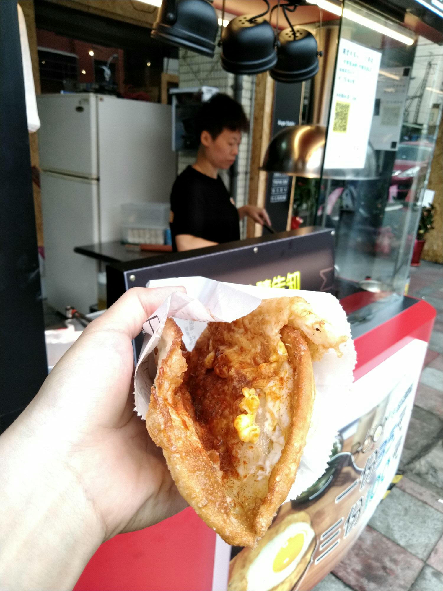 【中壢｜小吃】BOOM炸蛋蔥油餅&夏果奶奶飲料｜內壢長春路美食推薦