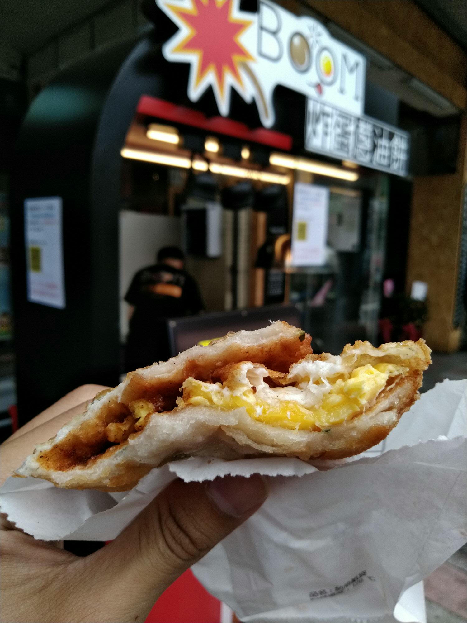 【中壢｜小吃】BOOM炸蛋蔥油餅&夏果奶奶飲料｜內壢長春路美食推薦