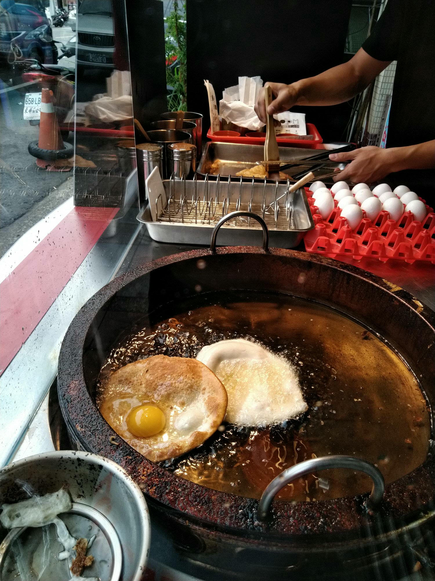 【中壢｜小吃】BOOM炸蛋蔥油餅&夏果奶奶飲料｜內壢長春路美食推薦