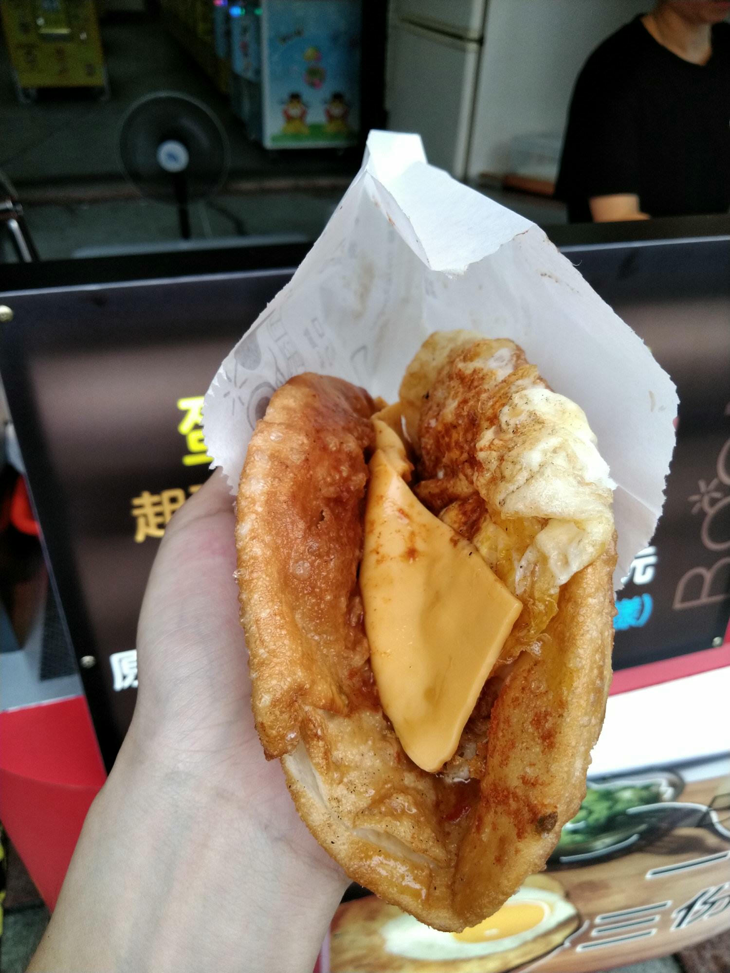 【中壢｜小吃】BOOM炸蛋蔥油餅&夏果奶奶飲料｜內壢長春路美食推薦